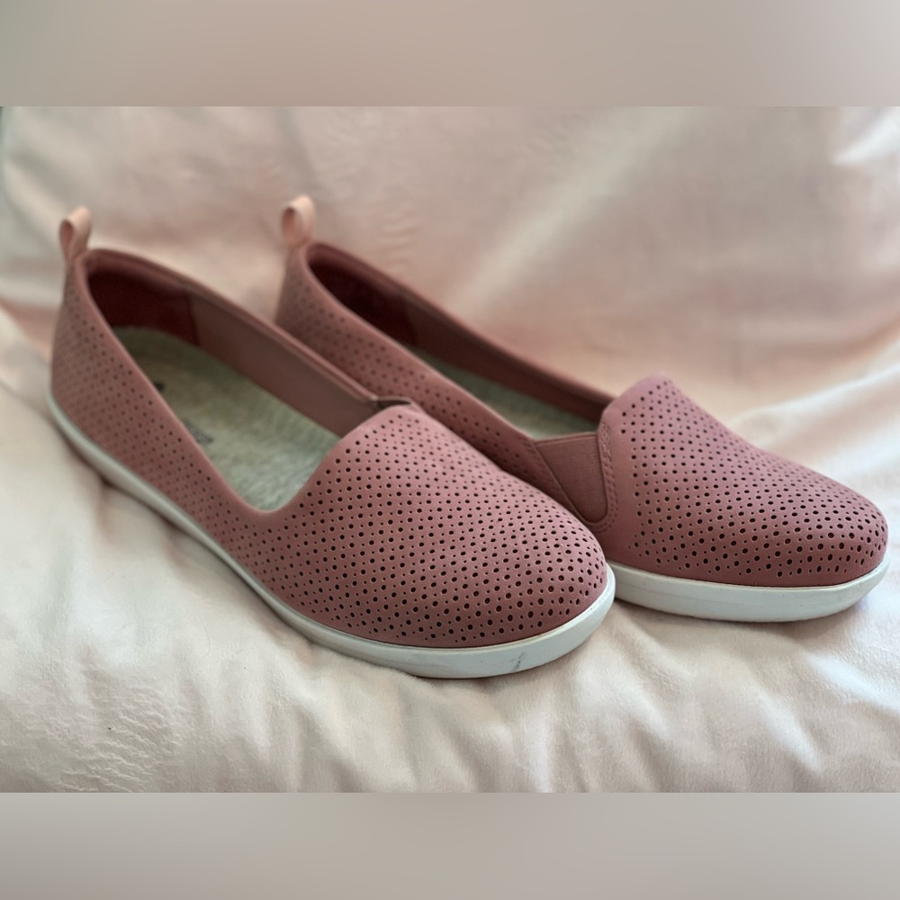 Clark’s Cloudsteppers Pink Flats in Women’s size 9